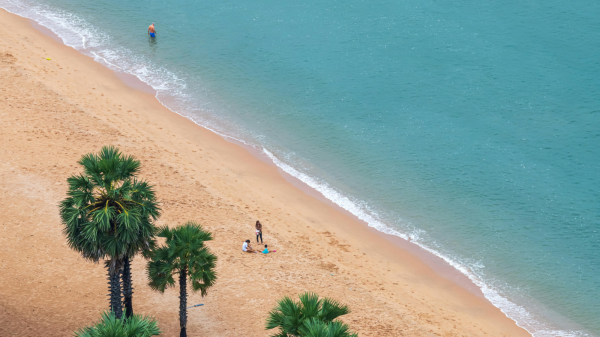 Located right in the heart of the action, Pattaya Beach is famous for its vibrant nightlife, beachfront bars, and buzzing party scene.